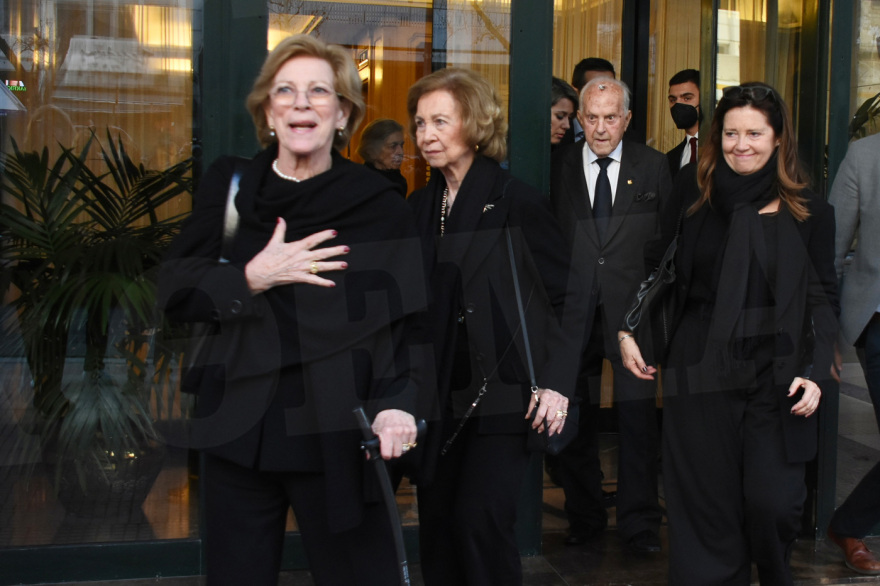 Στην Αθηναϊκή Λέσχη γευμάτισε η τέως βασιλική οικογένεια - Δείτε φωτογραφίες