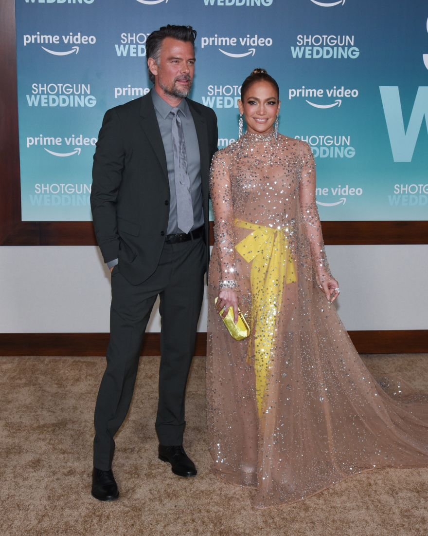 Τζένιφερ Λόπεζ: Το αποκαλυπτικό φόρεμά της στην πρεμιέρα της νέας της ταινίας - Δείτε φωτογραφίες