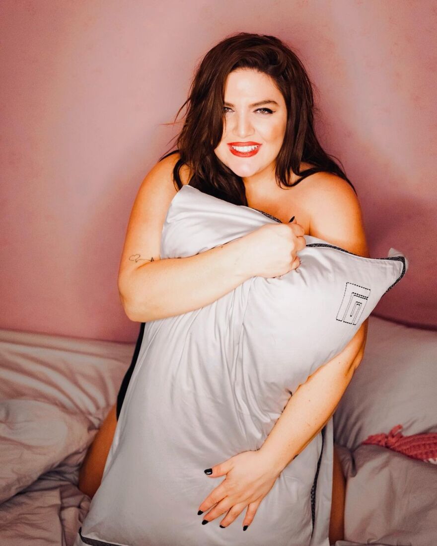 Δανάη Μπάρκα: Ποζάρει μόνο με το μαξιλάρι της