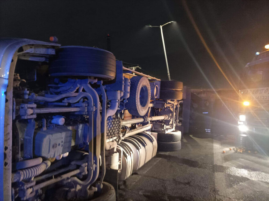 Ανατροπή νταλίκας με πορτοκάλια στον Κηφισό  - Προβλήματα στην κυκλοφορία 