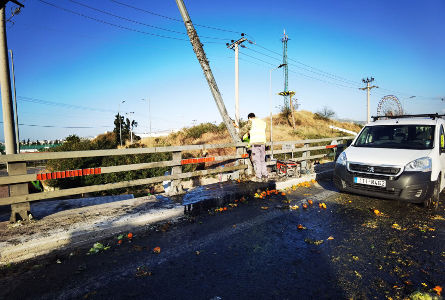Κηφισός: Ανατροπή νταλίκας με πορτοκάλια - Άνοιξε η κάθοδος