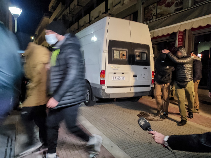 Πάτρα: Κακουργηματική δίωξη για τους επτά συλληφθέντες με τα όπλα και τα εκρηκτικά - Δείτε φωτογραφίες