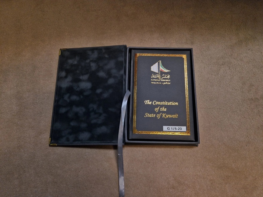 Politico: Η Μέτσολα «ξέχασε» να δηλώσει 125 δώρα - Της χάρισαν φόρεμα, κασκόλ, σαμπάνιες και βάζα