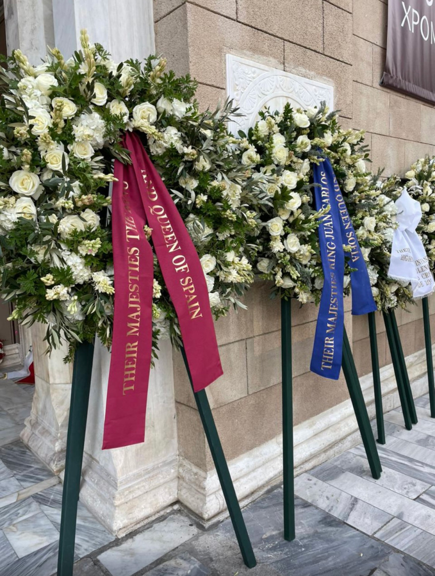 Κηδεία τέως βασιλιά Κωνσταντίνου: Τα λουλούδια για το στεφάνι της Άννας Μαρίας ήρθαν αεροπορικώς από την Ολλανδία 
