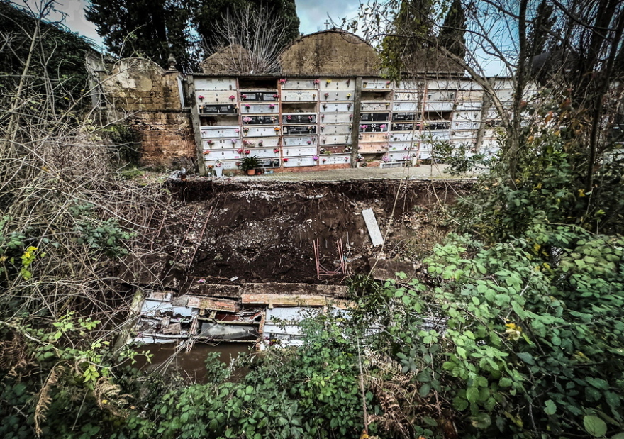 Ιταλία: Κατέρρευσε τμήμα νεκροταφείου από την κακοκαιρία - Σε χαράδρα φέρετρα και τεφροδόχοι