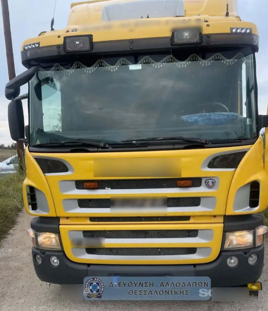 Θεσσαλονίκη: Δουλέμποροι μετέφεραν παράνομους μετανάστες με... πυροσβεστικό! - Δείτε βίντεο