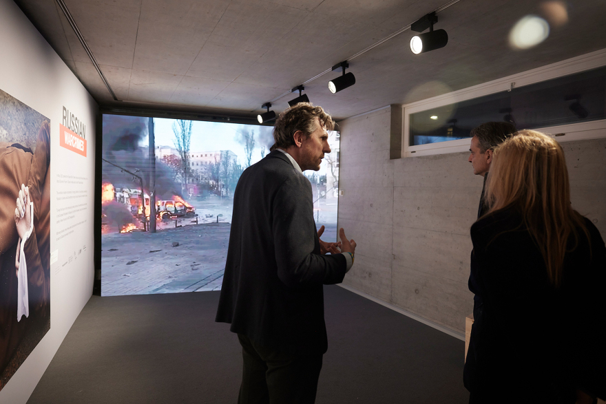 Κυριάκος Μητσοτάκης: Με τη σύζυγό του σε έκθεση για την Ουκρανία στο Νταβός