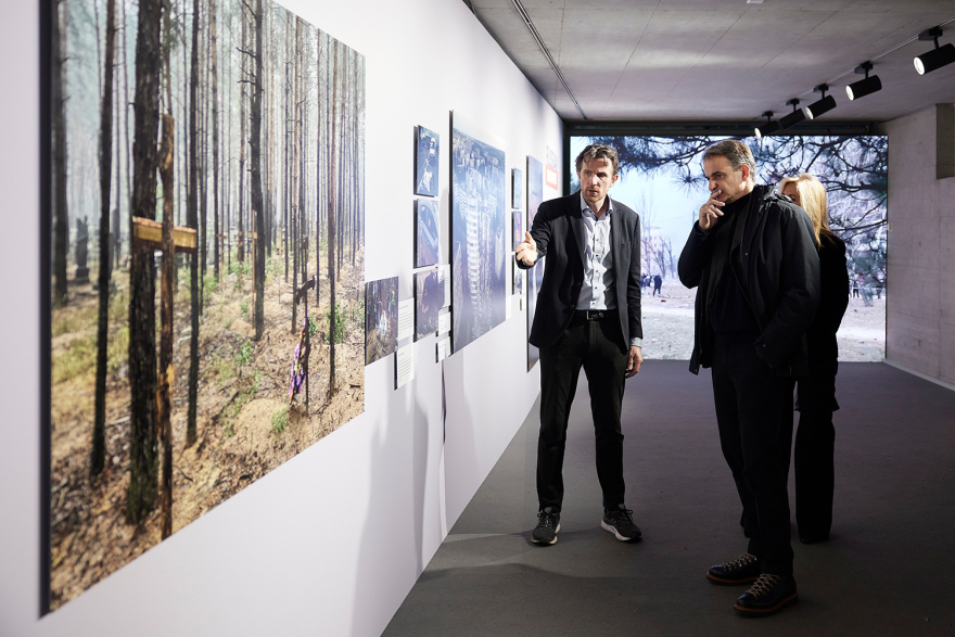 Κυριάκος Μητσοτάκης: Με τη σύζυγό του σε έκθεση για την Ουκρανία στο Νταβός