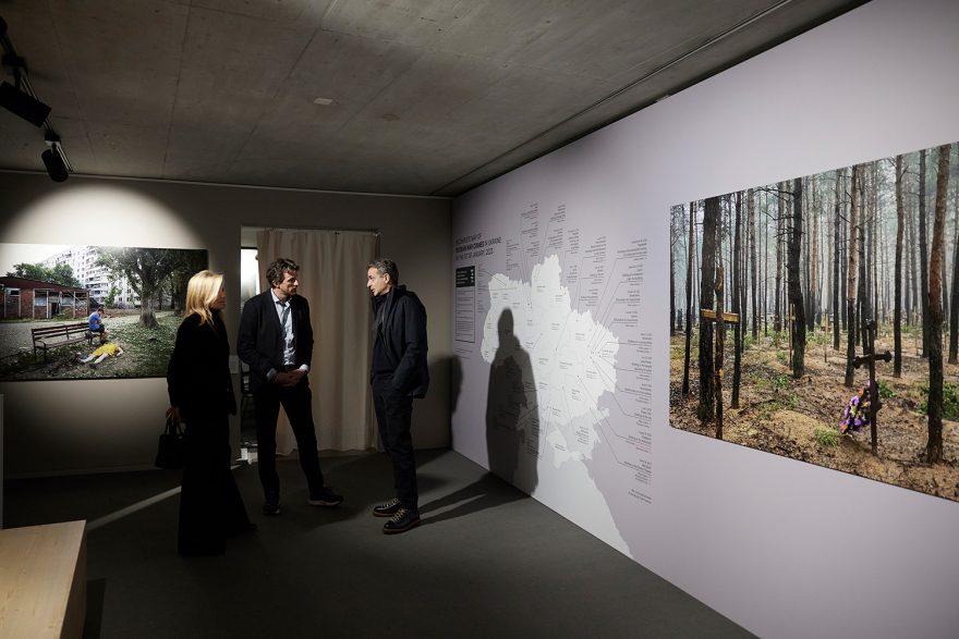 Κυριάκος Μητσοτάκης: Με τη σύζυγό του σε έκθεση για την Ουκρανία στο Νταβός