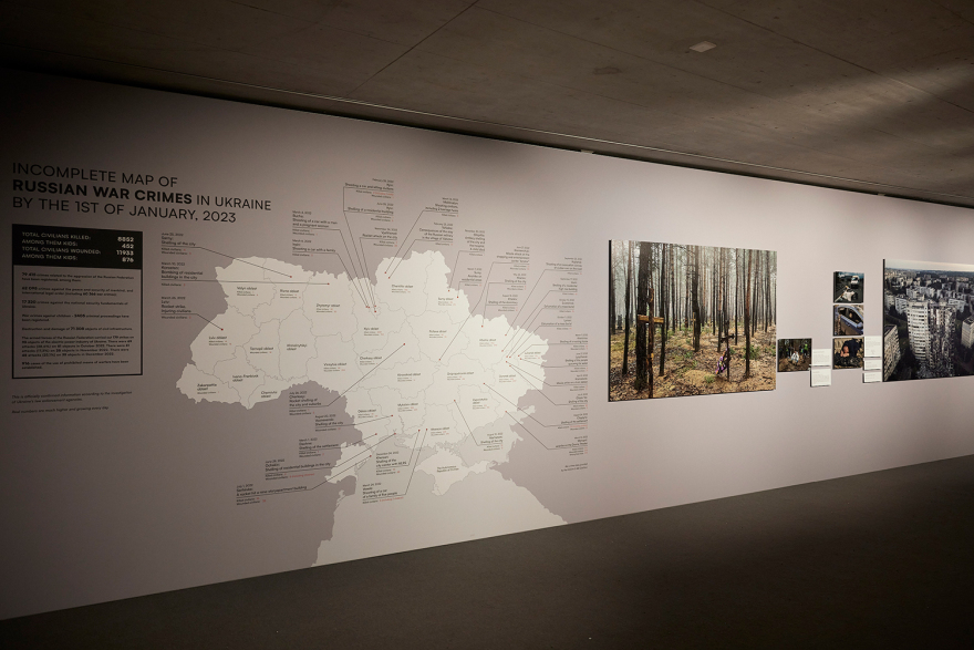 Κυριάκος Μητσοτάκης: Με τη σύζυγό του σε έκθεση για την Ουκρανία στο Νταβός