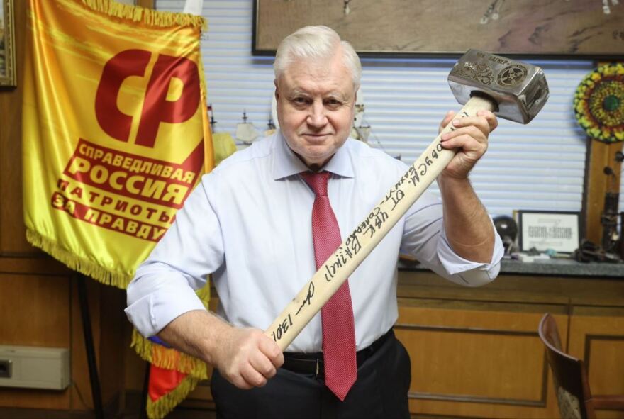 Ρωσία: Πολιτικός φωτογραφίζεται κρατώντας με περηφάνια μια βαριοπούλα-δώρο της Wagner