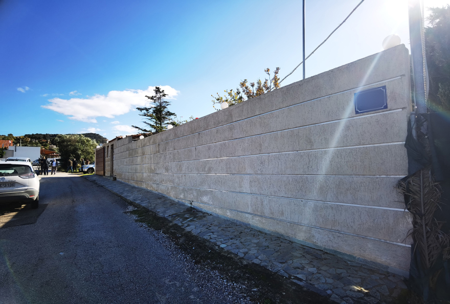 Ψευτογιατρός : «Φρούριο» το σπίτι του στα Καλύβια - Πωλούσε αλοιφές και στους γείτονές του