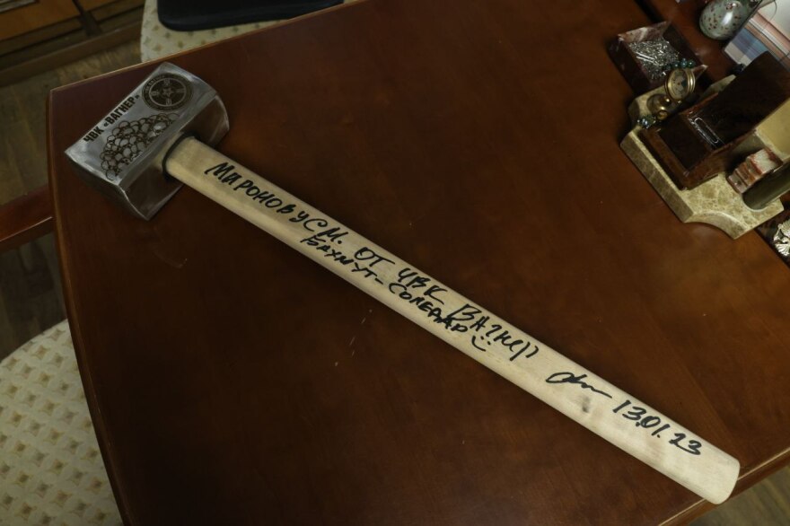 Ρωσία: Πολιτικός φωτογραφίζεται κρατώντας με περηφάνια μια βαριοπούλα-δώρο της Wagner