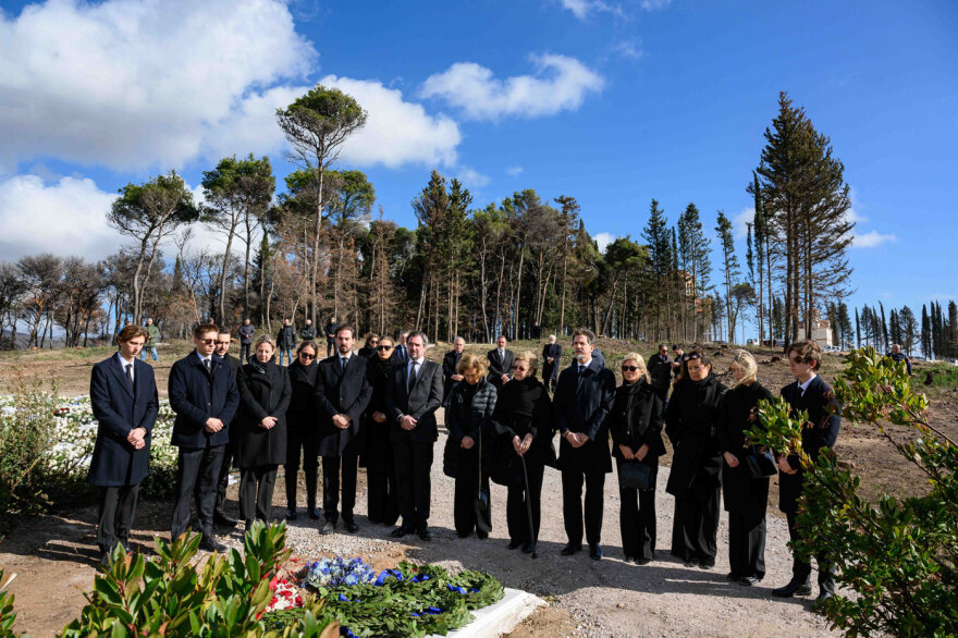 Στον τάφο του τέως βασιλιά Κωνσταντίνου η οικογένειά του – Δείτε φωτογραφίες