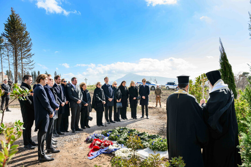 Στον τάφο του τέως βασιλιά Κωνσταντίνου η οικογένειά του – Δείτε φωτογραφίες