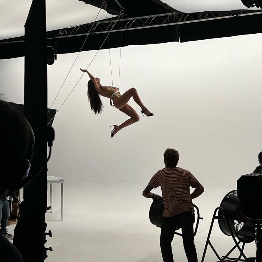 Έμιλι Ραταϊκόφσκι: Κάνει... ακροβατικά ημίγυμνη