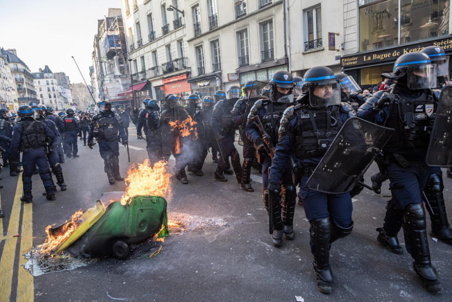 Γαλλία: Χιλιάδες άνθρωποι διαδήλωσαν στο Παρίσι για το συνταξιοδοτικό