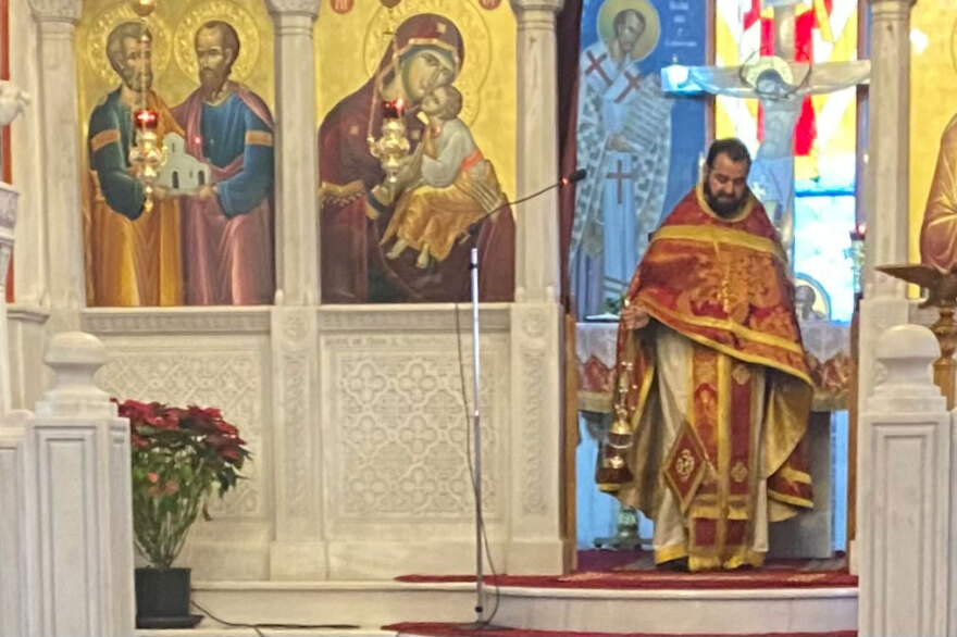 Ιάκωβος Γιοσάκης: Ο καταδικασμένος αρχιμανδρίτης λειτουργεί σε ναό της Βαρυμπόμπης