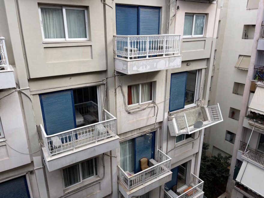 Μπαλκόνι σε ξενοδοχείο στη Συγγρού «κρέμεται» πάνω από τα κεφάλια ανθρώπων - Δείτε φωτογραφίες