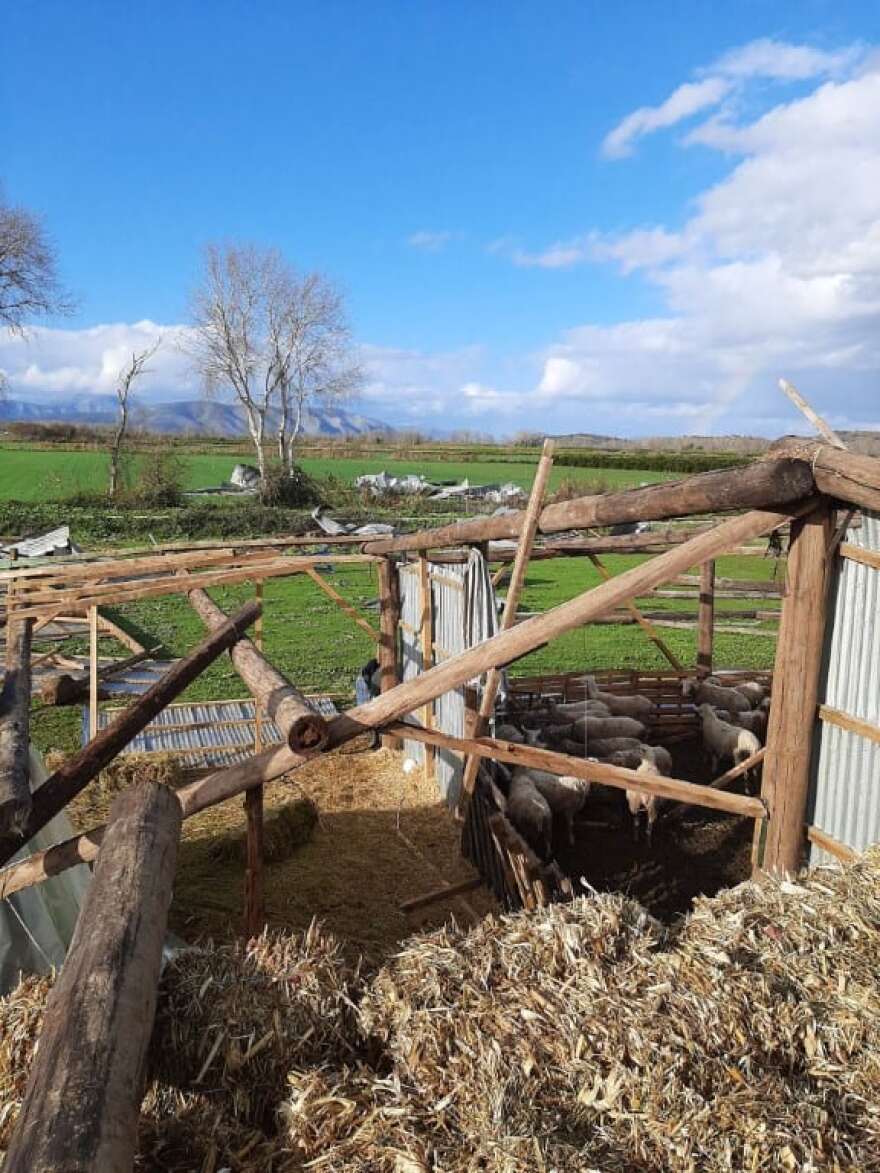 Κακοκαιρία: Ζημιές 30.000 ευρώ από ανεμοστρόβιλο σε κτηνοτροφική μονάδα στο Νεοχώρι Μεσολογγίου