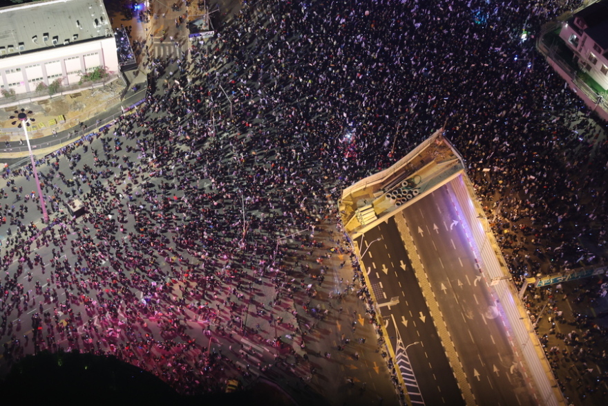 Ισραήλ: 100.000 διαδηλωτές στους δρόμους του Τελ Αβίβ κατά του «εγκληματία» Νετανιάχου (βίντεο και φωτογραφίες)