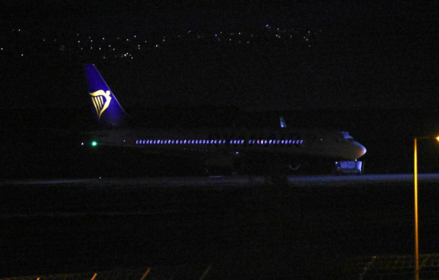 Αίσιο τέλος για την πτήση της Ryanair - Δεν βρέθηκε τίποτα, δείτε φωτογραφίες από τον έλεγχο