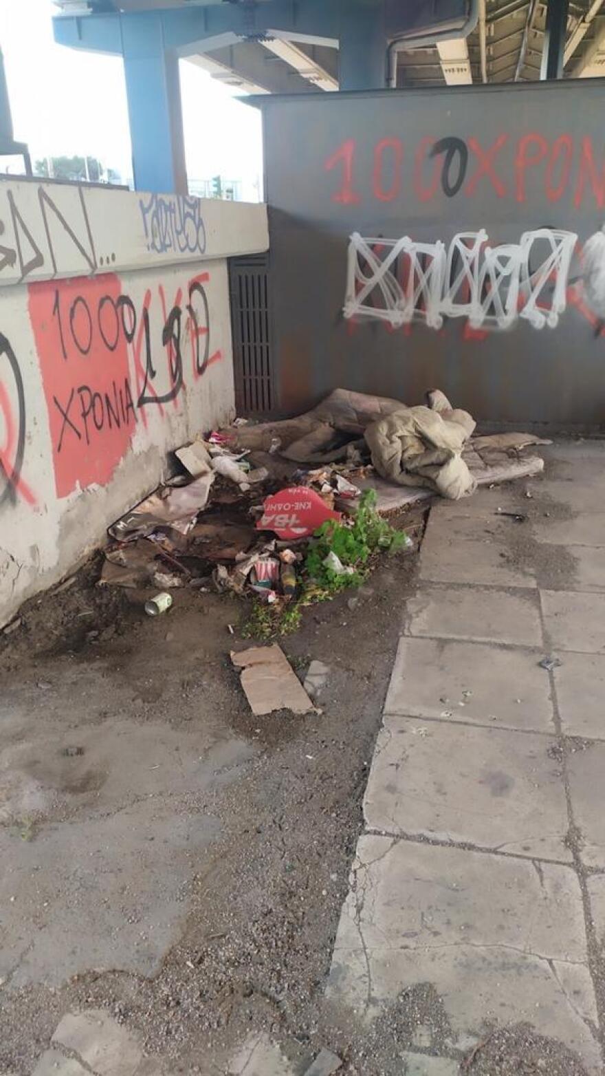 Εικόνες εγκατάλειψης κάτω από τη γέφυρα που ενώνει τις λεωφόρους Κηφισού και Αθηνών