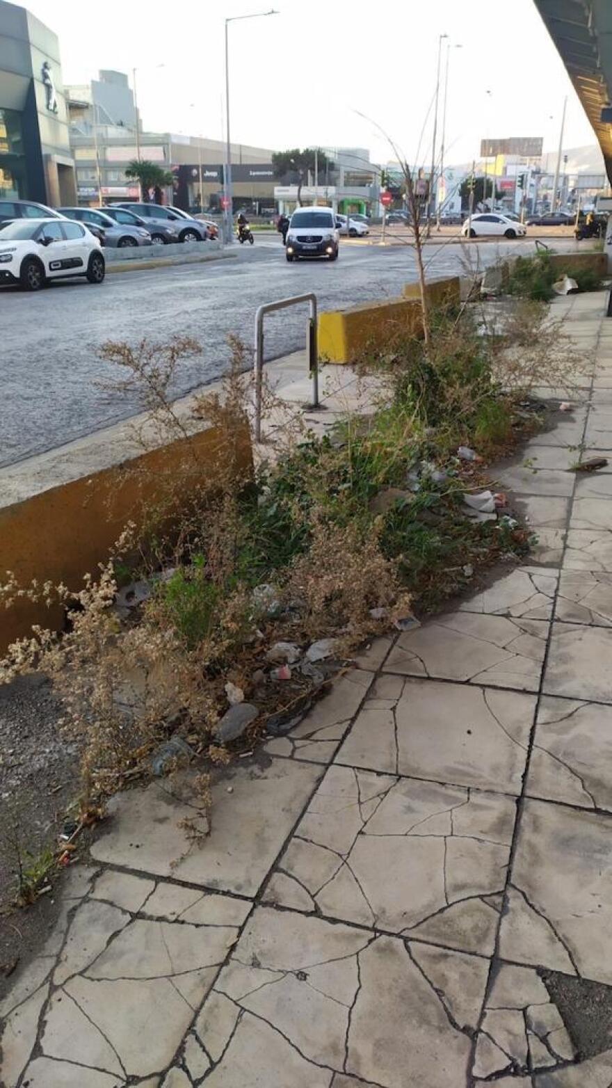 Εικόνες εγκατάλειψης κάτω από τη γέφυρα που ενώνει τις λεωφόρους Κηφισού και Αθηνών