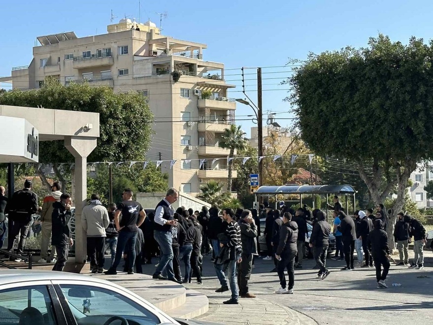 Κύπρος: Χούλιγκαν τα έκαναν «γυαλιά καρφιά» στο μνημόσυνο του Γρίβα Διγενή