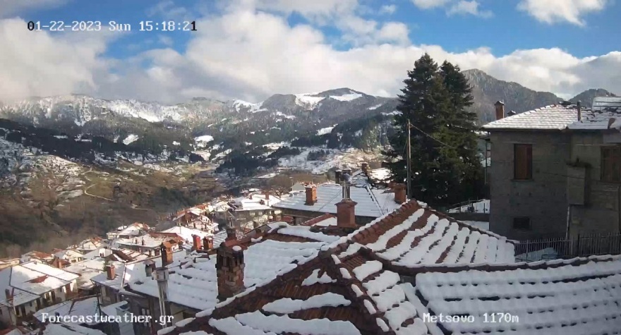 Ο... διπλός καιρός της Ελλάδας: Χιόνια στο Μέτσοβο, μπάνια στη Ρόδο