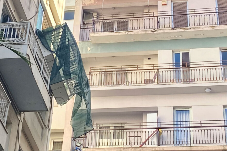 Διακόπτεται με εντολή Κικίλια η λειτουργία του ξενοδοχείου με το «αιωρούμενο» μπαλκόνι στη Συγγρού