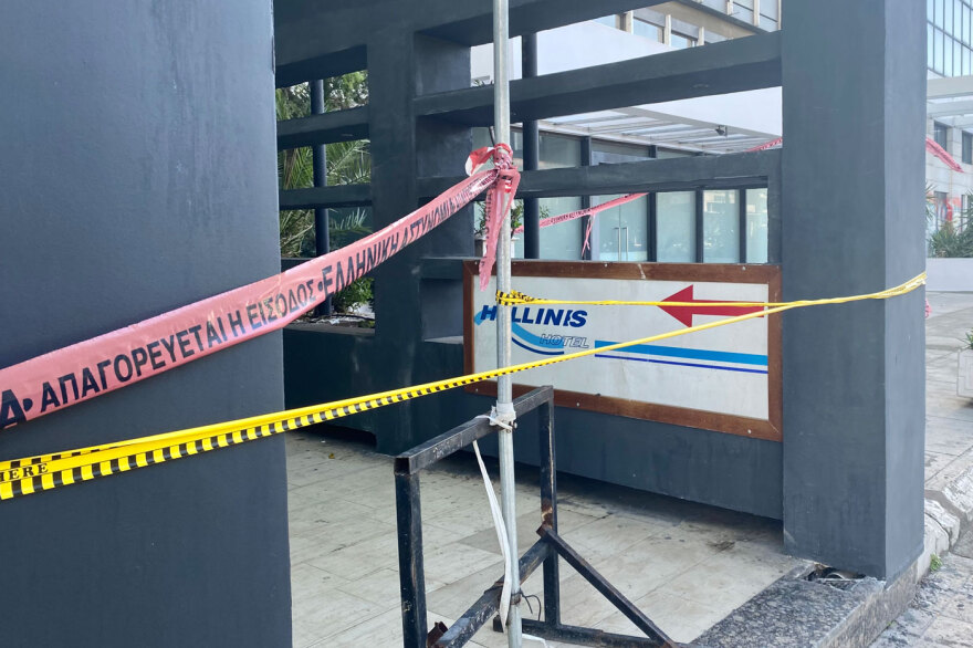 Το μπαλκόνι στο ξενοδοχείο στη Συγγρού εξακολουθεί να κρέμεται στο κενό - Δείτε φωτογραφίες