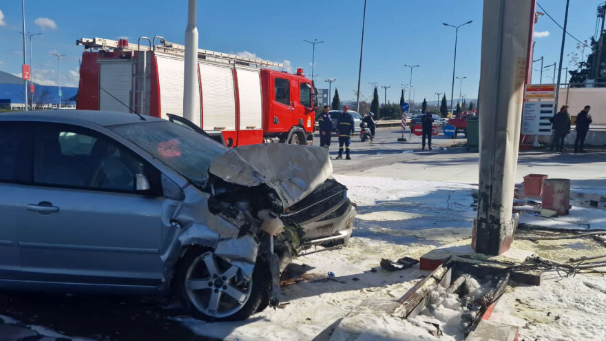 Θεσσαλονίκη: Αυτοκίνητο έπεσε σε βενζινάδικο και πήρε φωτιά - Δείτε βίντεο και φωτογραφίες