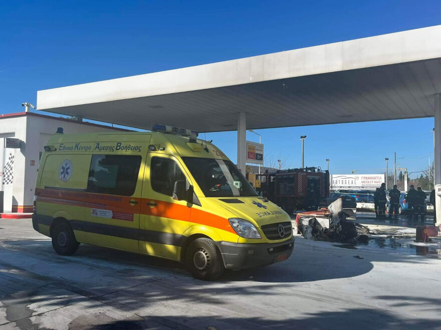 Θεσσαλονίκη: Αυτοκίνητο έπεσε σε βενζινάδικο και πήρε φωτιά - Δείτε βίντεο και φωτογραφίες