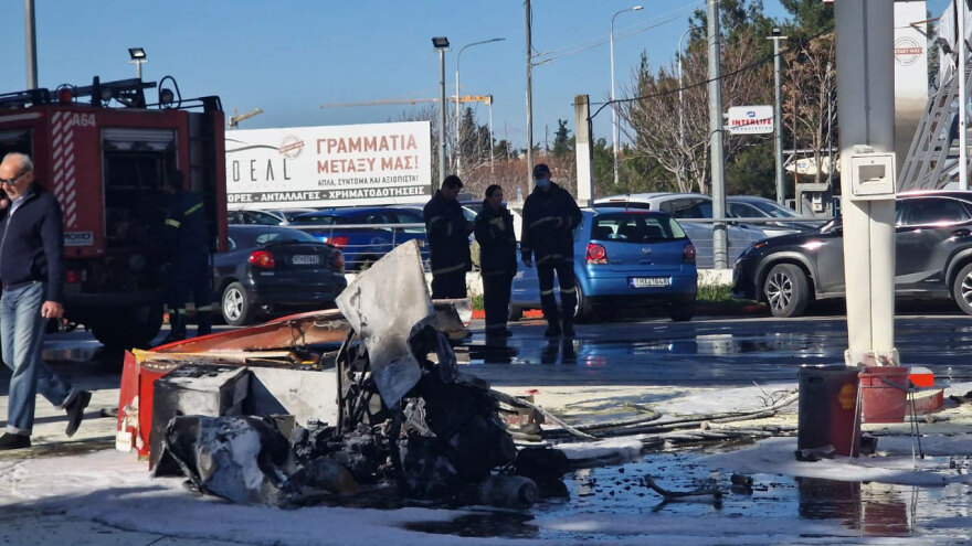 Θεσσαλονίκη: Αυτοκίνητο έπεσε σε βενζινάδικο και πήρε φωτιά - Δείτε βίντεο και φωτογραφίες