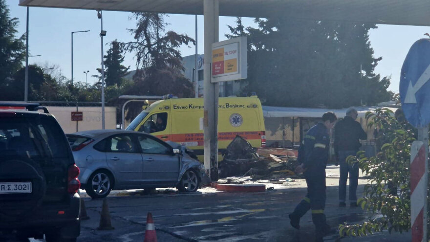 Θεσσαλονίκη: Αυτοκίνητο έπεσε σε βενζινάδικο και πήρε φωτιά - Δείτε βίντεο και φωτογραφίες