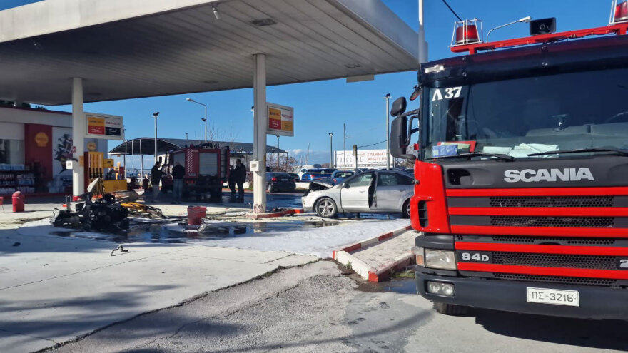 Θεσσαλονίκη: Αυτοκίνητο έπεσε σε βενζινάδικο και πήρε φωτιά - Δείτε βίντεο και φωτογραφίες