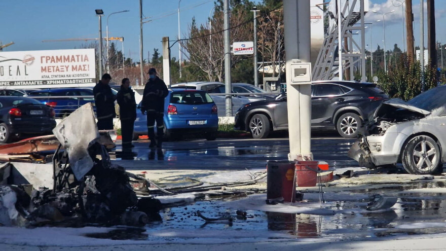 Θεσσαλονίκη: Αυτοκίνητο έπεσε σε βενζινάδικο και πήρε φωτιά - Δείτε βίντεο και φωτογραφίες
