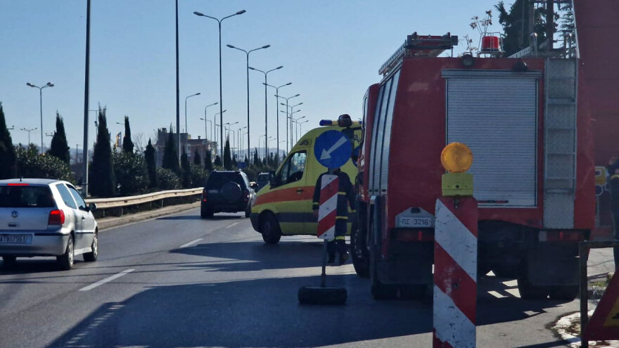 Θεσσαλονίκη: Αυτοκίνητο έπεσε σε βενζινάδικο και πήρε φωτιά - Δείτε βίντεο και φωτογραφίες