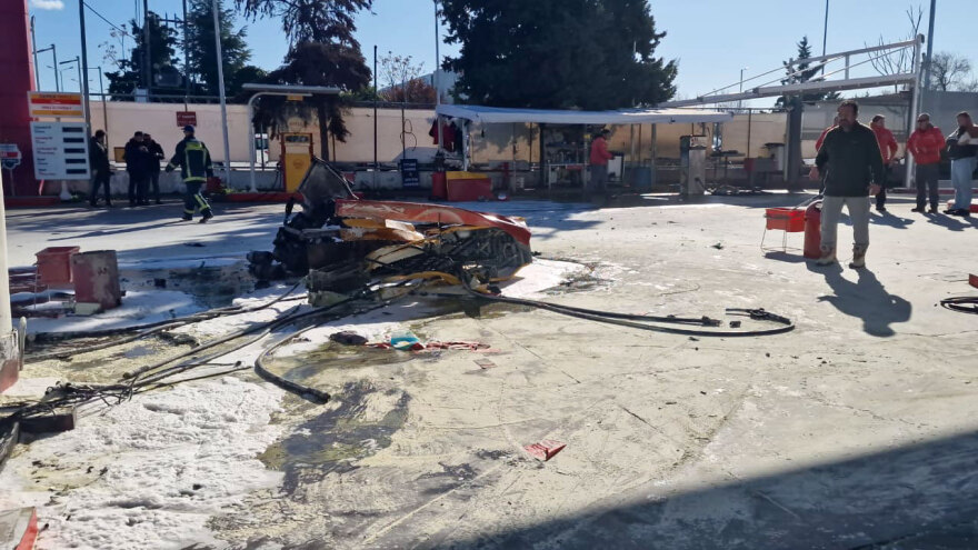 Θεσσαλονίκη: Αυτοκίνητο έπεσε σε βενζινάδικο και πήρε φωτιά - Δείτε βίντεο και φωτογραφίες