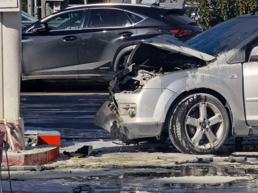 Θεσσαλονίκη: Αυτοκίνητο έπεσε σε βενζινάδικο και πήρε φωτιά - Δείτε βίντεο και φωτογραφίες
