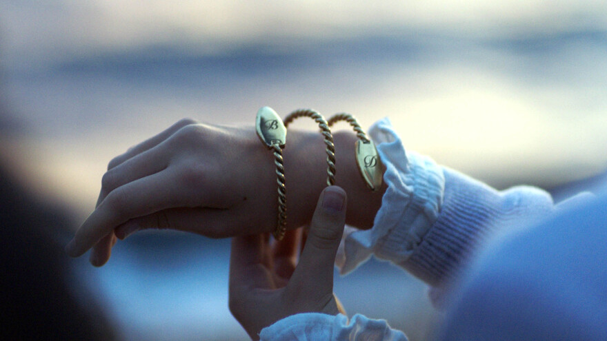 Το βραχιόλι της φωτιάς: Όλες οι πληροφορίες για τη νέα σειρά εποχής της ΕΡΤ 