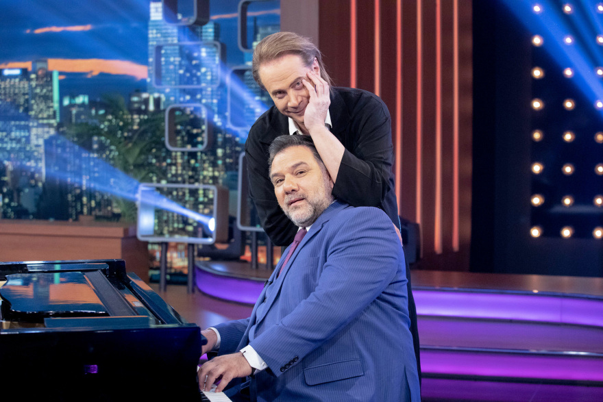 The 2night Show: Ο Γρηγόρης Αρναούτογλου υποδέχεται τη Μάρα Ζαχαρέα και τον Στέφανο Κορκολή