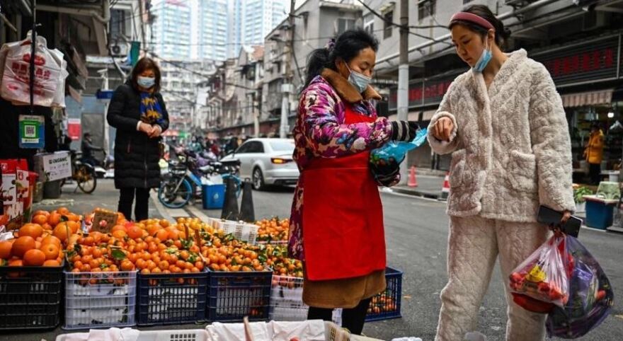 Πανδημία στην Κίνα: H Ουχάν δεν θυμίζει το σκηνικό αποκάλυψης του 2020 - Γεμάτες οι αγορές, στους δρόμους ο κόσμος 