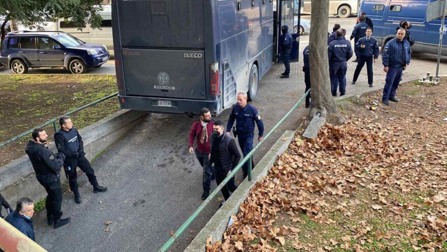 Θεσσαλονίκη: Στα δικαστήρια οι 12 κατηγορούμενοι για τη δολοφονία του Άλκη - Τους αποδοκίμασαν