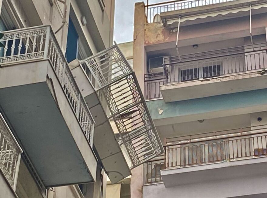 Συγγρού: Από ώρα σε ώρα η αποξήλωση του «αιωρούμενου» μπαλκονιού - Δείτε βίντεο και φωτογραφίες