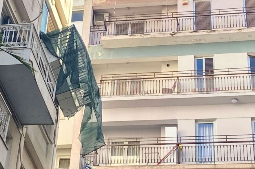 Συγγρού: Από ώρα σε ώρα η αποξήλωση του «αιωρούμενου» μπαλκονιού - Δείτε βίντεο και φωτογραφίες