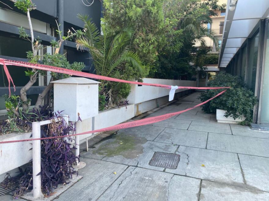 Συγγρού: Από ώρα σε ώρα η αποξήλωση του «αιωρούμενου» μπαλκονιού - Δείτε βίντεο και φωτογραφίες