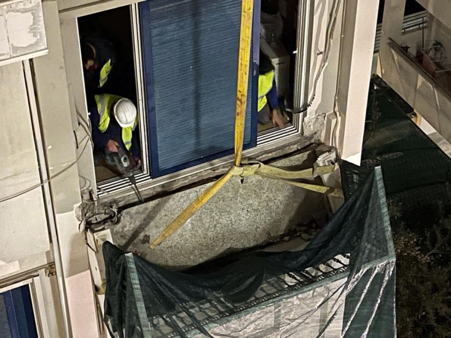 Συγγρού: Ξηλώθηκε το «αιωρούμενο» μπαλκόνι - Δείτε βίντεο