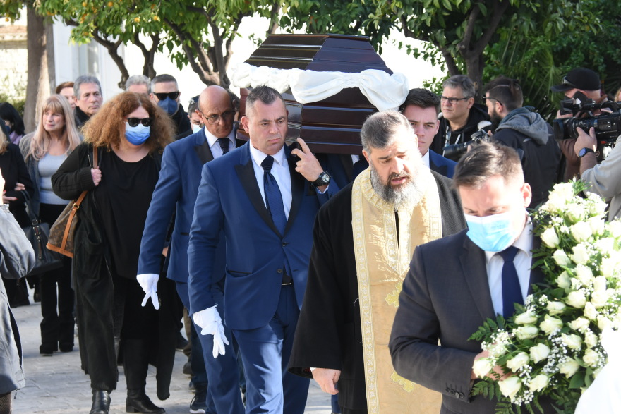 Θλίψη στην κηδεία του Ερρίκου Ανδρέου - Δεν μπόρεσε να παραστεί η Νόρα Βαλσάμη 